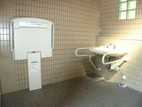 Medium_03　多目的トイレ　洗面台とベビーシート